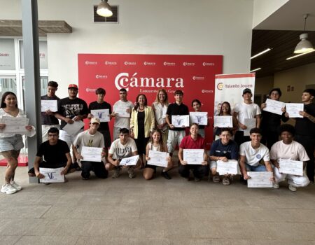 Grupo de jóvenes participantes en el curso de socorrismo acuático de la Cámara de Comercio de Lanzarote.