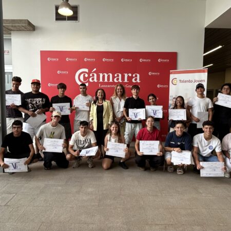 Grupo de jóvenes participantes en el curso de socorrismo acuático de la Cámara de Comercio de Lanzarote.