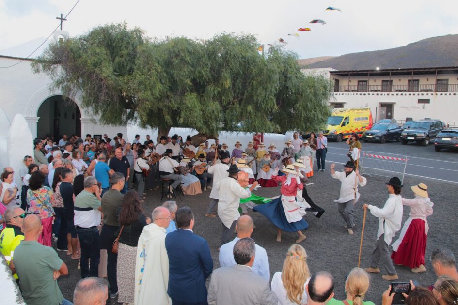 Los camellos Andrés y Aída transportando uva durante la vendimia tradicional en La Geria.