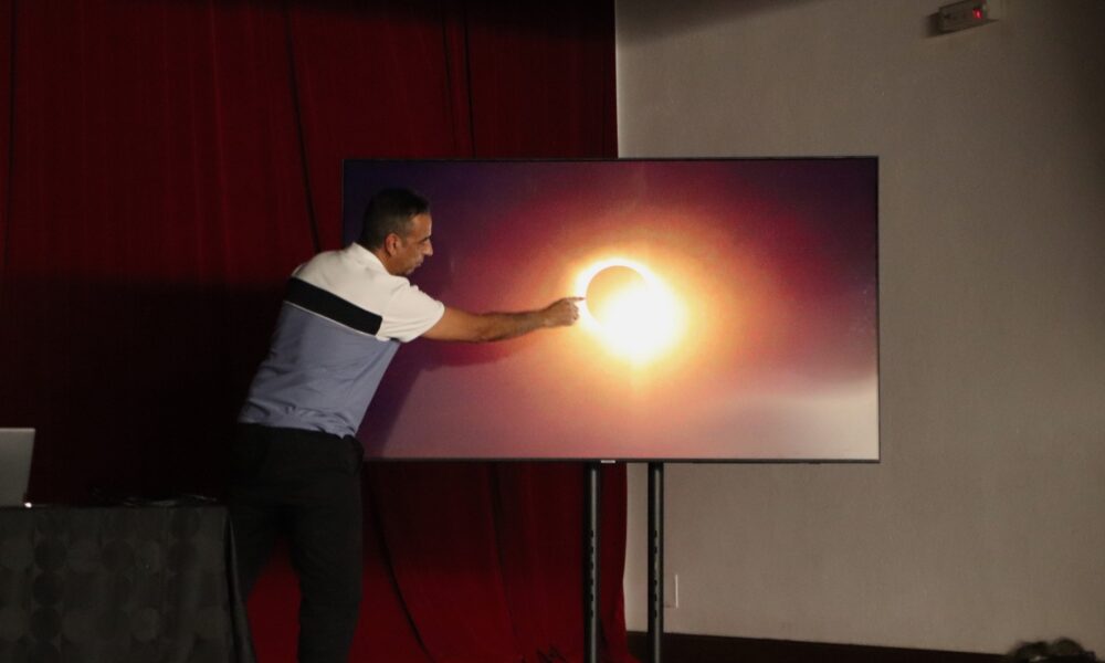 El fotógrafo Gustavo Medina durante su charla por el Día de la Fotografía en Yaiza.