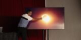 El fotógrafo Gustavo Medina durante su charla por el Día de la Fotografía en Yaiza.