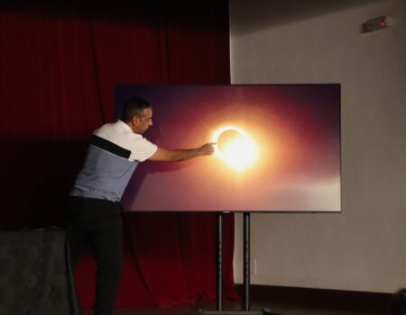 El fotógrafo Gustavo Medina durante su charla por el Día de la Fotografía en Yaiza.