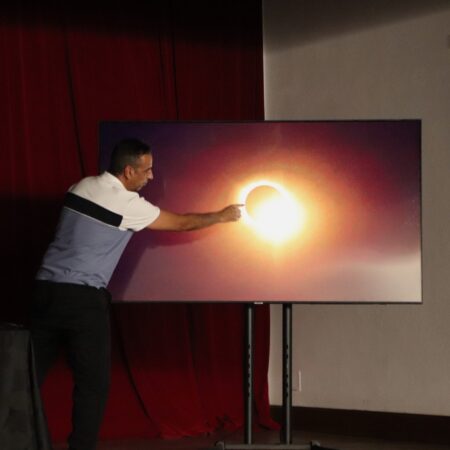 El fotógrafo Gustavo Medina durante su charla por el Día de la Fotografía en Yaiza.
