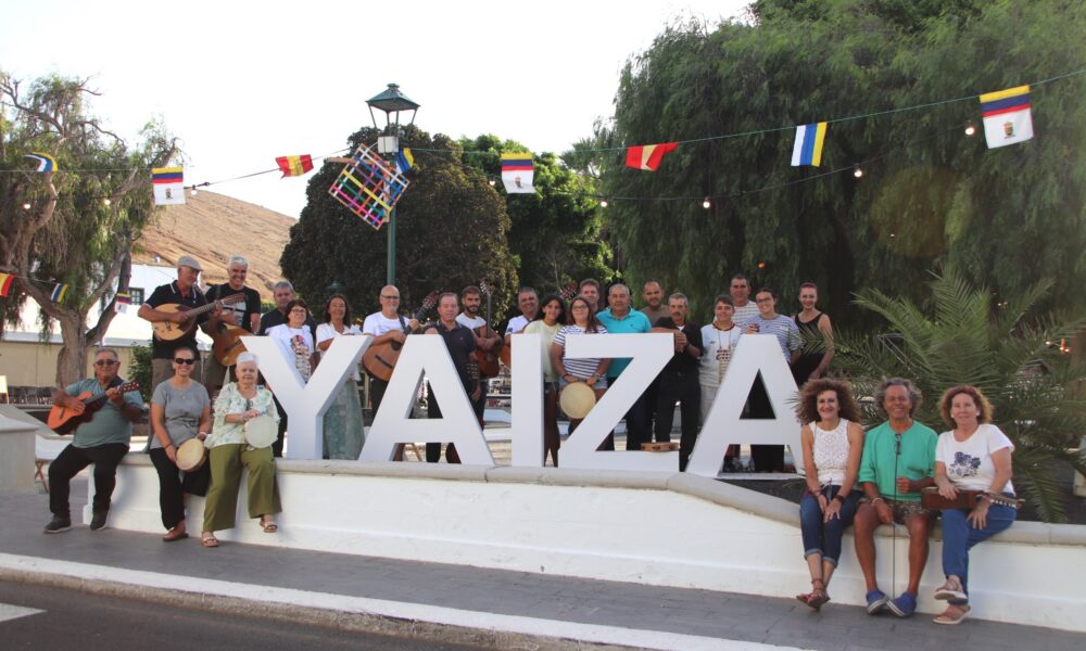 Componentes del Rancho de Pascuas de Yaiza actuando con su vestimenta tradicional