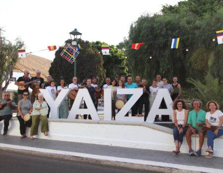 Componentes del Rancho de Pascuas de Yaiza actuando con su vestimenta tradicional