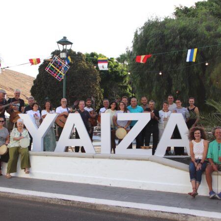 Componentes del Rancho de Pascuas de Yaiza actuando con su vestimenta tradicional