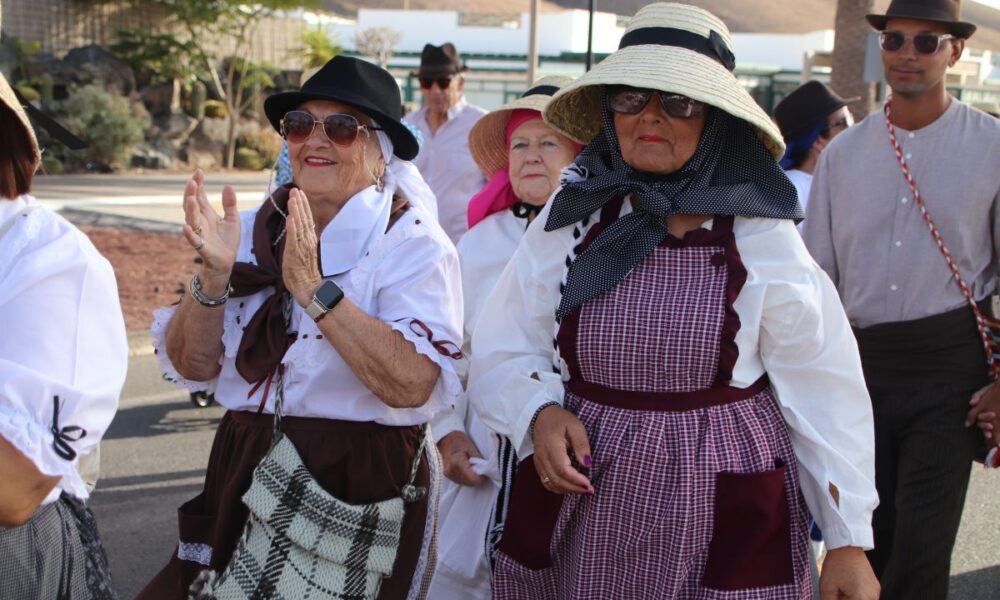 Asistentes con vestimenta tradicional canaria durante la romería de Yaiza 2026