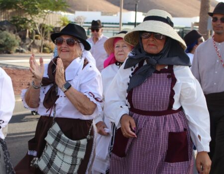 Asistentes con vestimenta tradicional canaria durante la romería de Yaiza 2026