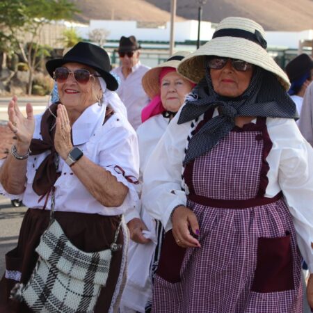 Asistentes con vestimenta tradicional canaria durante la romería de Yaiza 2026