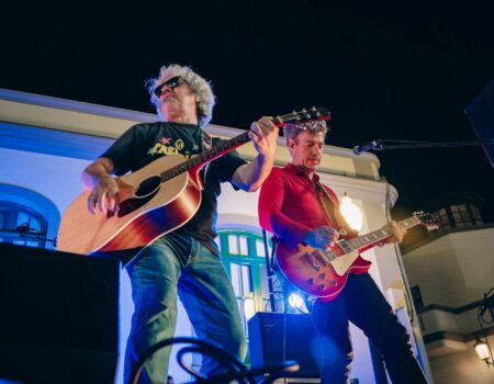 Manuel España, cantante del grupo La Guardia, actuando en las Fiestas de San Ginés.
