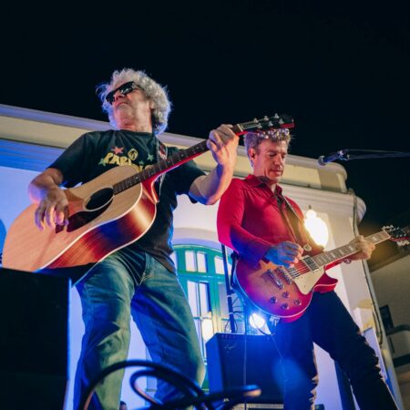 Manuel España, cantante del grupo La Guardia, actuando en las Fiestas de San Ginés.