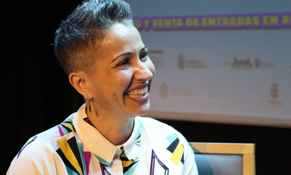 Retrato de la cómica tinerfeña Yésica Trujillo sonriendo.