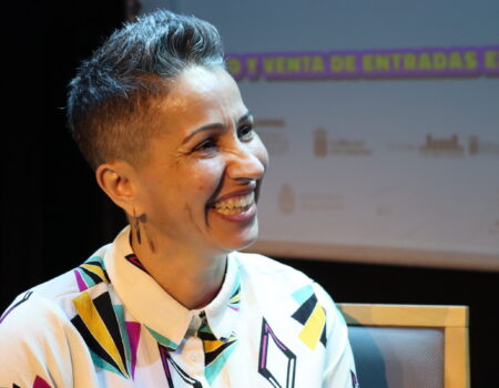 Retrato de la cómica tinerfeña Yésica Trujillo sonriendo.