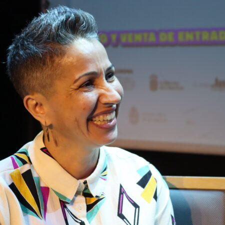 Retrato de la cómica tinerfeña Yésica Trujillo sonriendo.