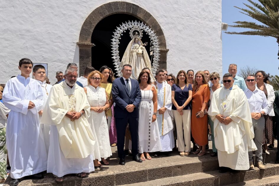 Ermita de Nuestra Señora de Las Nieves en Teguise durante la misa)