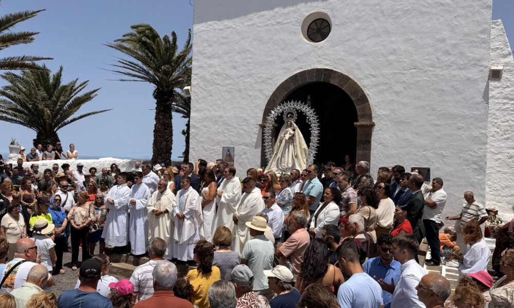 Ermita de Nuestra Señora de Las Nieves en Teguise durante la misa)
