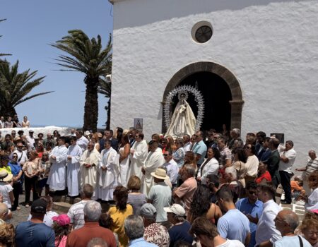 Ermita de Nuestra Señora de Las Nieves en Teguise durante la misa)