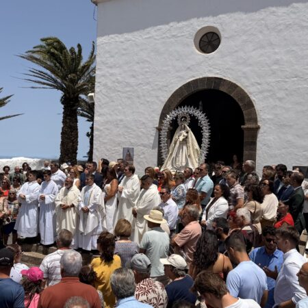 Ermita de Nuestra Señora de Las Nieves en Teguise durante la misa)