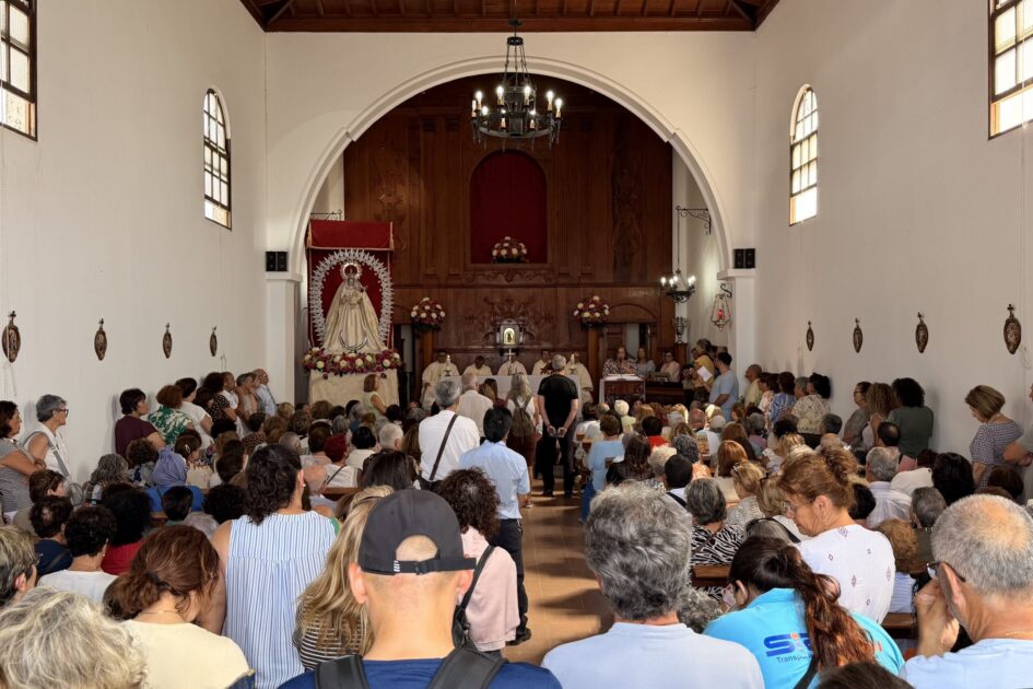 Ermita de Nuestra Señora de Las Nieves en Teguise durante la misa)