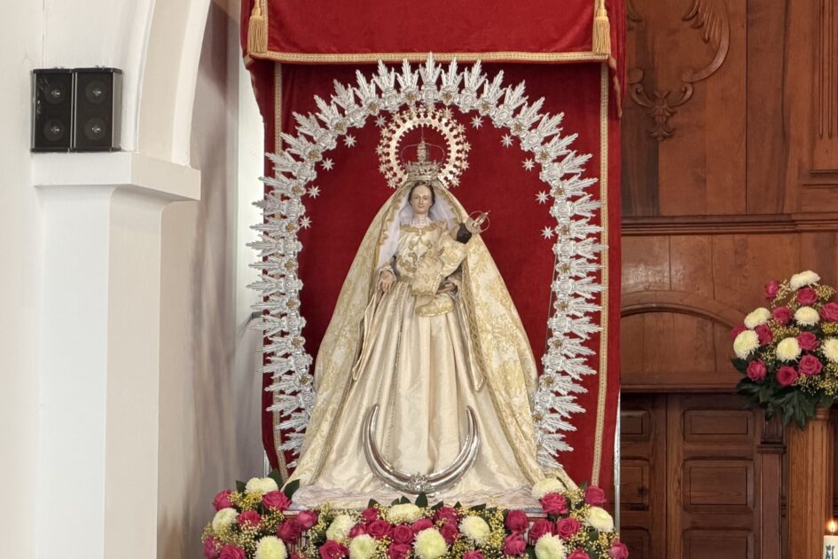Ermita de Nuestra Señora de Las Nieves en Teguise durante la misa)