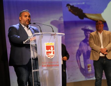 El consejero Samuel Martín durante su discurso sobre la protección de la biodiversidad en Lanzarote