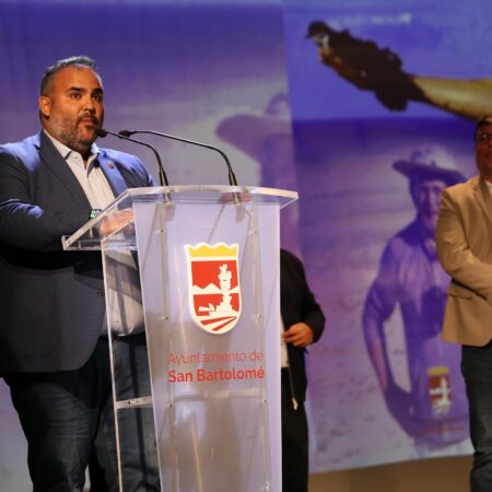 El consejero Samuel Martín durante su discurso sobre la protección de la biodiversidad en Lanzarote
