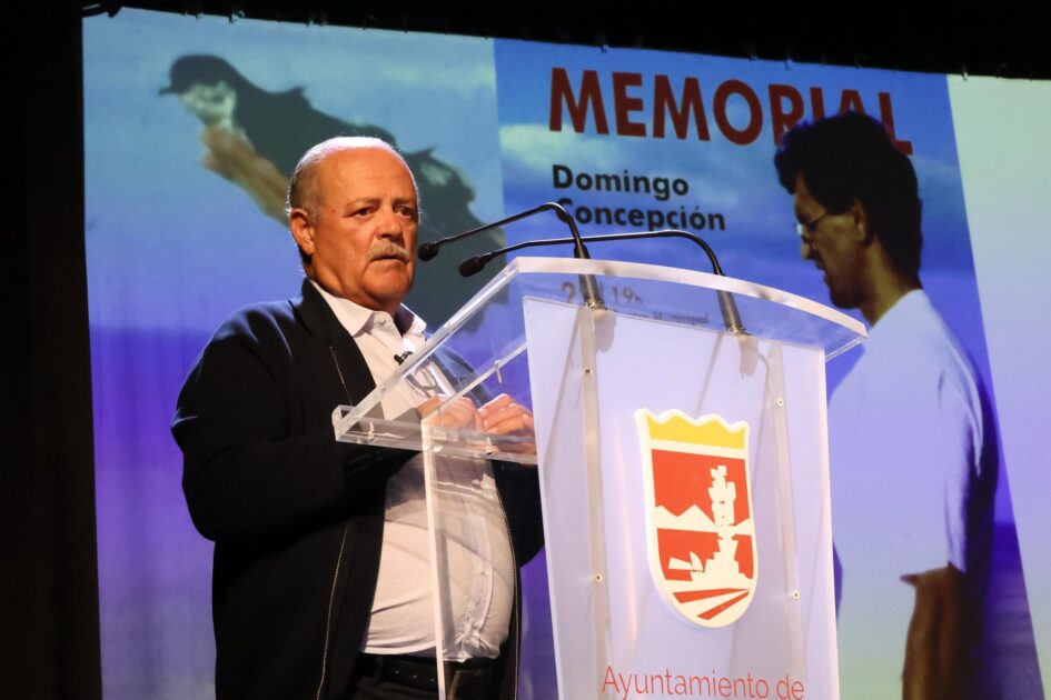 Asistentes e intervinientes durante el acto de homenaje al biólogo Domingo Concepción en el Teatro Municipal de San Bartolomé.