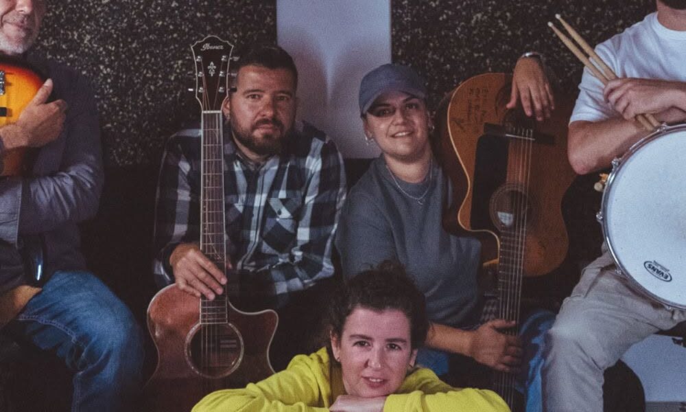 La cantautora Étel Santos actuando en directo junto a la banda Lavanda Fresca.