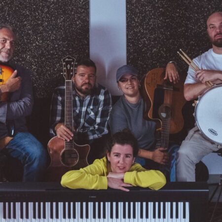La cantautora Étel Santos actuando en directo junto a la banda Lavanda Fresca.