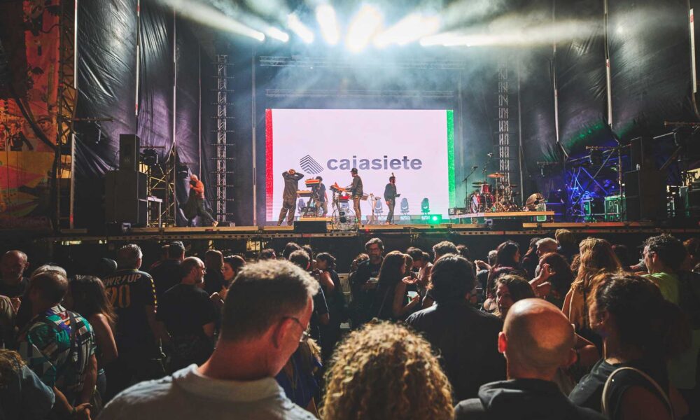 Cartel oficial de la convocatoria profesional para bandas canarias de Cajasiete y Arrecife en Vivo.