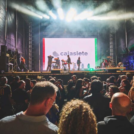 Cartel oficial de la convocatoria profesional para bandas canarias de Cajasiete y Arrecife en Vivo.
