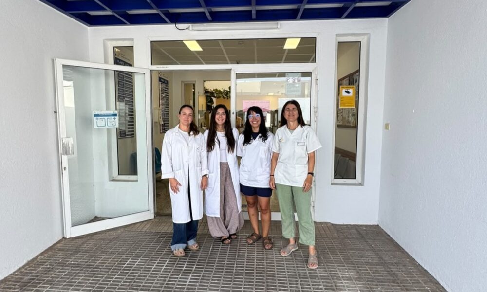 Profesionales médicos del Área de Salud de Lanzarote trabajando en el centro de salud.