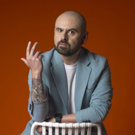 El humorista colombiano Ricardo Quevedo, protagonista del espectáculo Caer con estilo en Lanzarote.