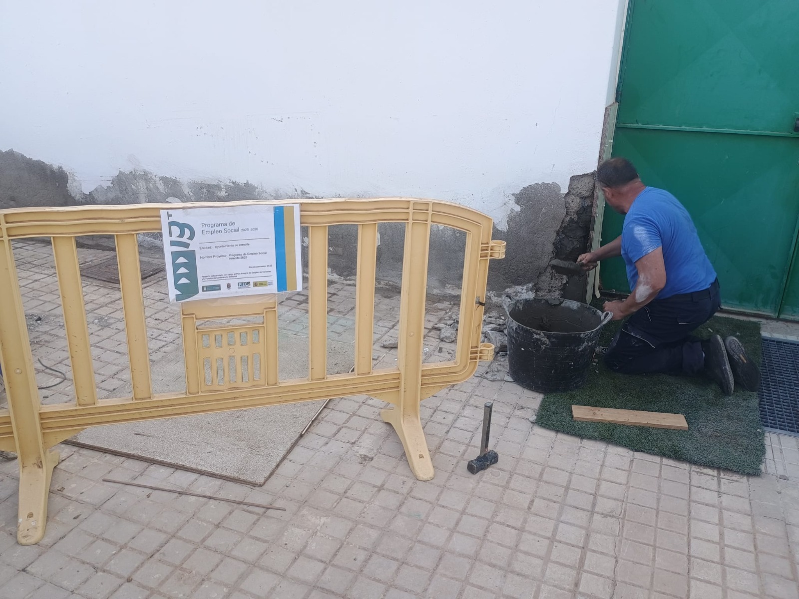 Operarios realizando labores de pintura y mantenimiento en un centro educativo de Arrecife.
