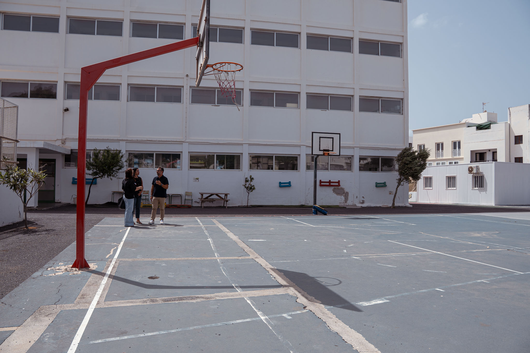 Operarios realizando labores de pintura y mantenimiento en un centro educativo de Arrecife.