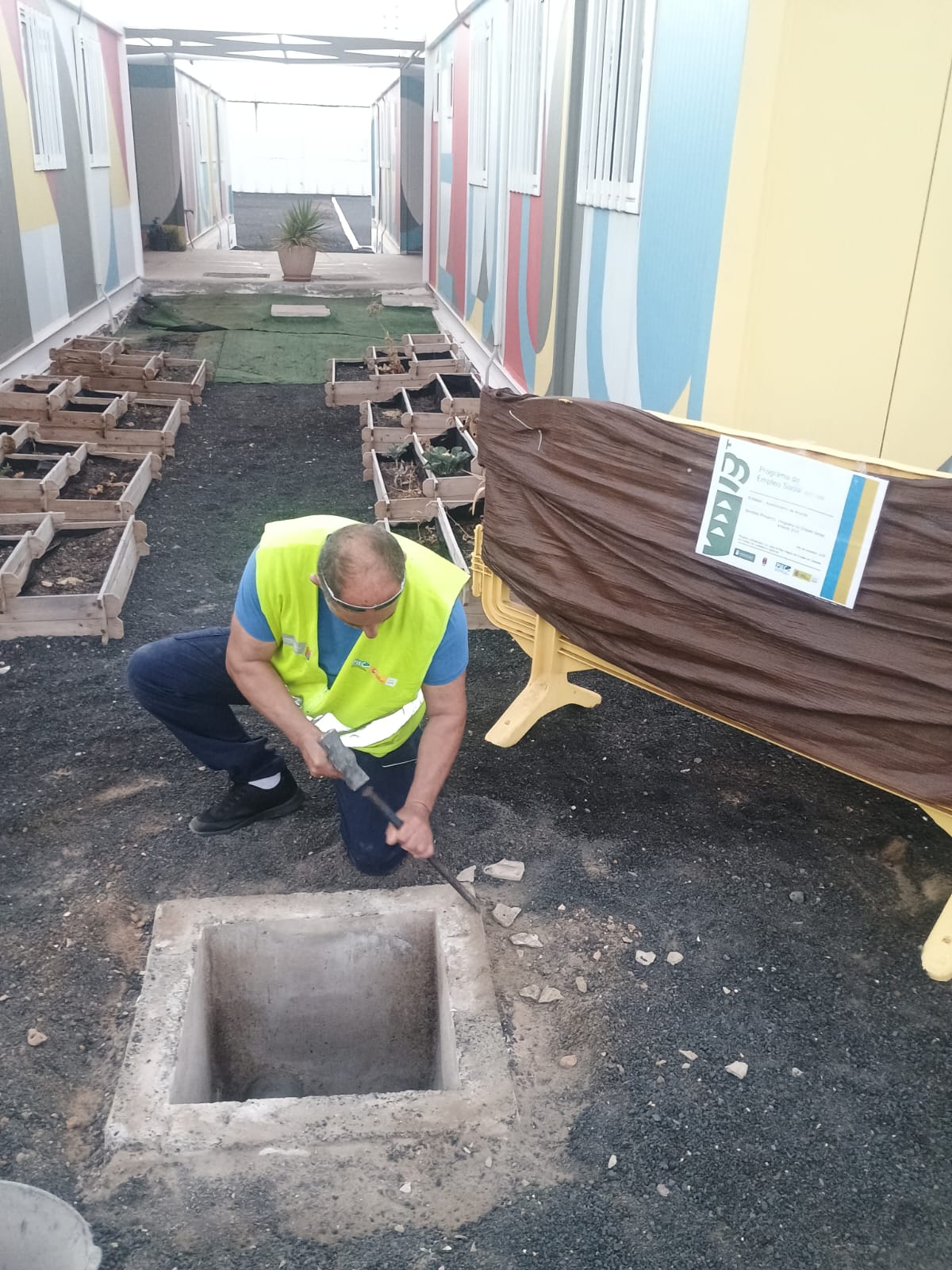 Operarios realizando labores de pintura y mantenimiento en un centro educativo de Arrecife.