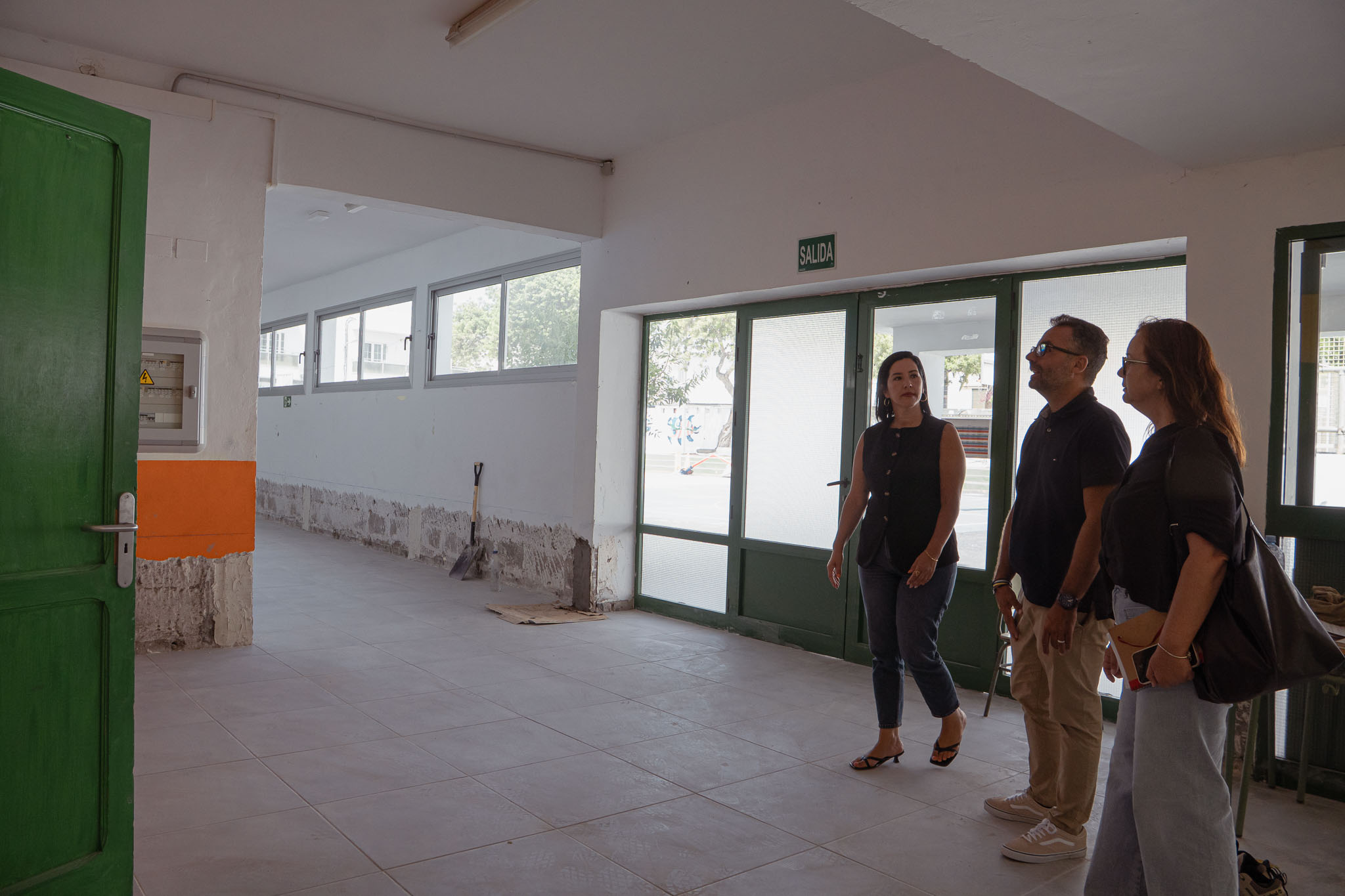 Operarios realizando labores de pintura y mantenimiento en un centro educativo de Arrecife.
