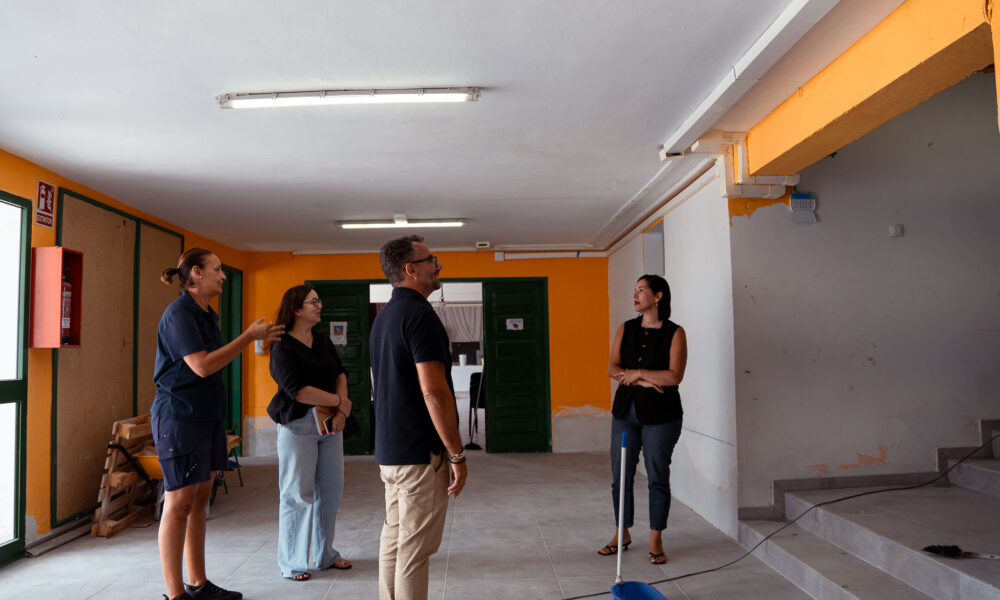 Operarios realizando labores de pintura y mantenimiento en un centro educativo de Arrecife.