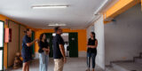 Operarios realizando labores de pintura y mantenimiento en un centro educativo de Arrecife.