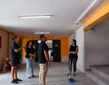 Operarios realizando labores de pintura y mantenimiento en un centro educativo de Arrecife.