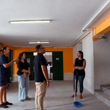 Operarios realizando labores de pintura y mantenimiento en un centro educativo de Arrecife.