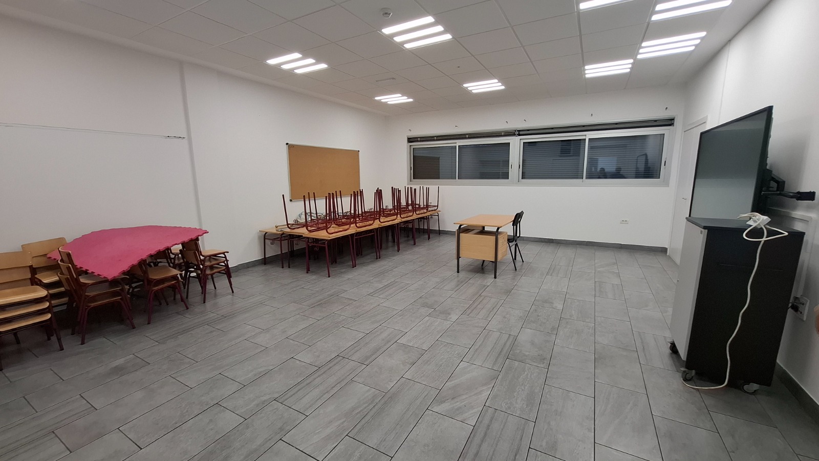 Operarios realizando labores de pintura y mantenimiento en un centro educativo de Arrecife.
