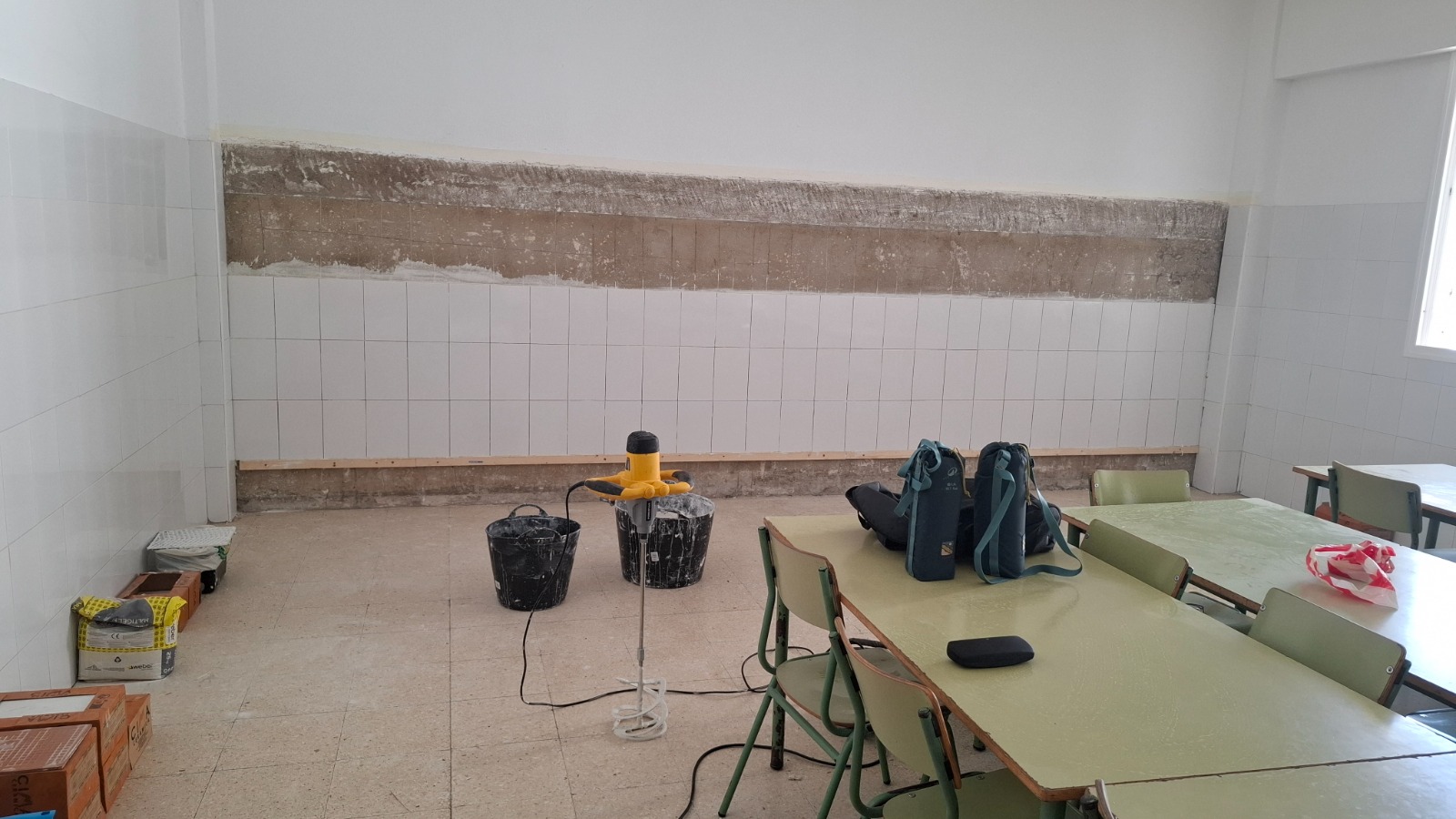 Operarios realizando labores de pintura y mantenimiento en un centro educativo de Arrecife.