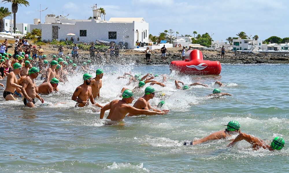 Nadadores tomando la salida en la Travesía EMMAX Playa Honda 2026.