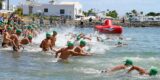 Nadadores tomando la salida en la Travesía EMMAX Playa Honda 2026.