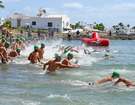 Nadadores tomando la salida en la Travesía EMMAX Playa Honda 2026.