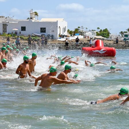 Nadadores tomando la salida en la Travesía EMMAX Playa Honda 2026.