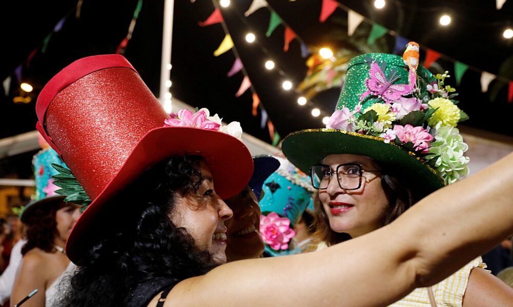 Vecinos disfrutando del Baile del Sombrero en San Bartolomé.