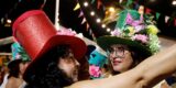 Vecinos disfrutando del Baile del Sombrero en San Bartolomé.