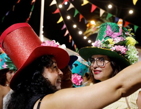 Vecinos disfrutando del Baile del Sombrero en San Bartolomé.